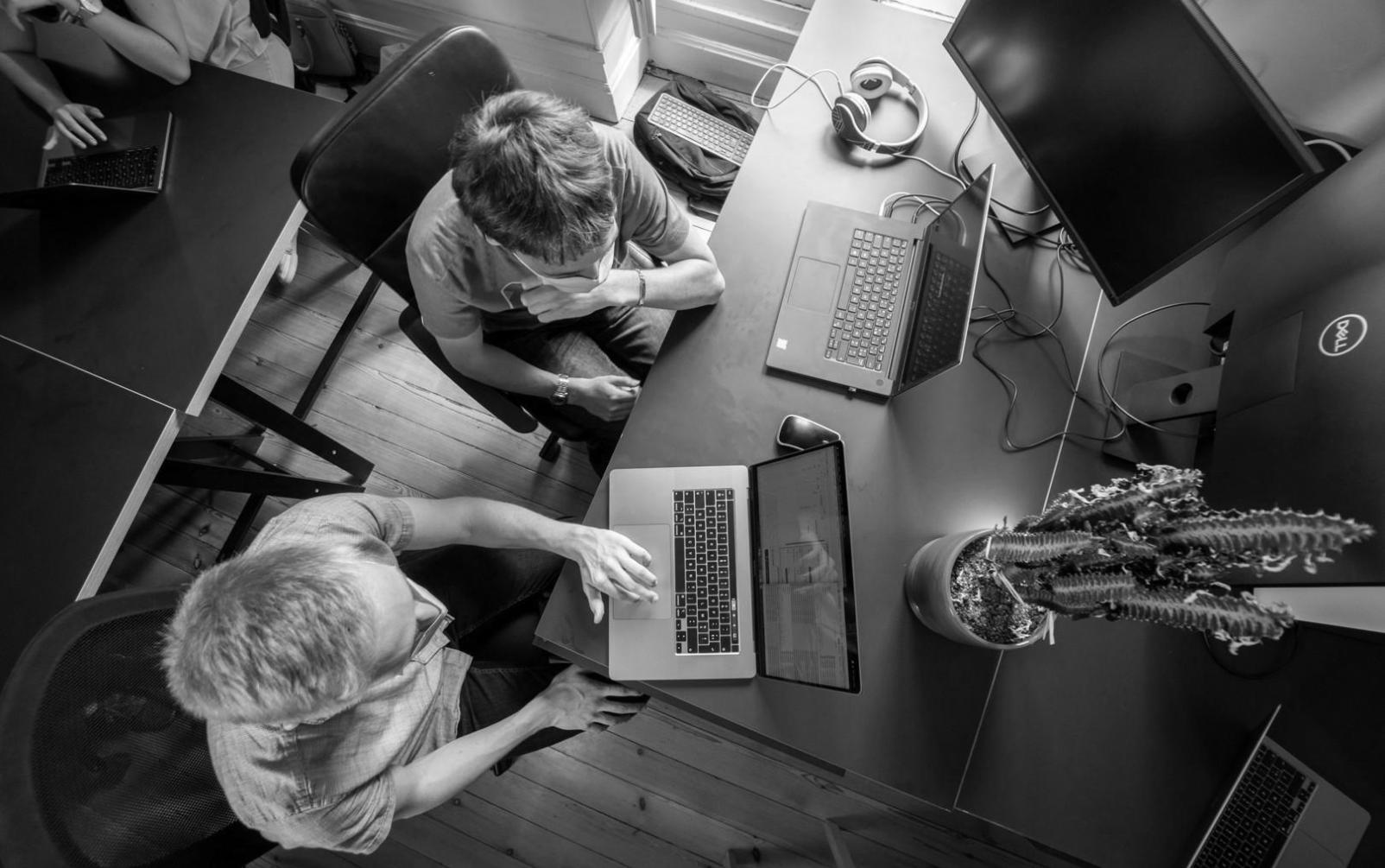 Espaço de estudo organizado com ambiente profissional para aprendizagem remota